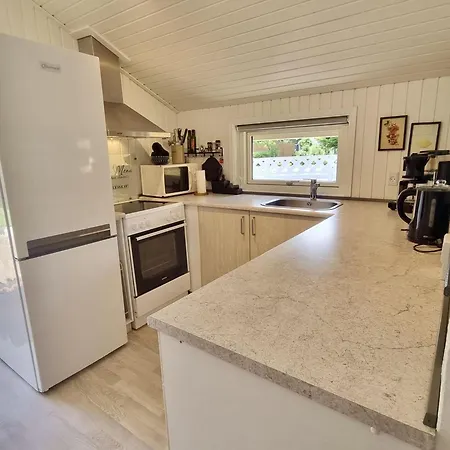 Gemuetliches-ferienhaus-nahe-ostsee-mit-terrasse-und-holzofen Holiday home *