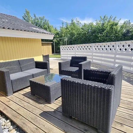 Gemuetliches-ferienhaus-nahe-ostsee-mit-terrasse-und-holzofen