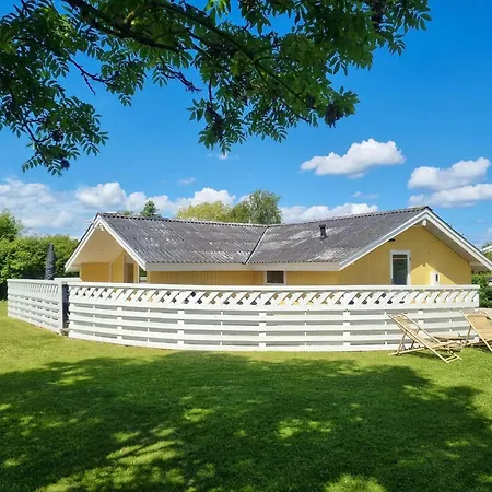 Gemuetliches-ferienhaus-nahe-ostsee-mit-terrasse-und-holzofen Holiday home